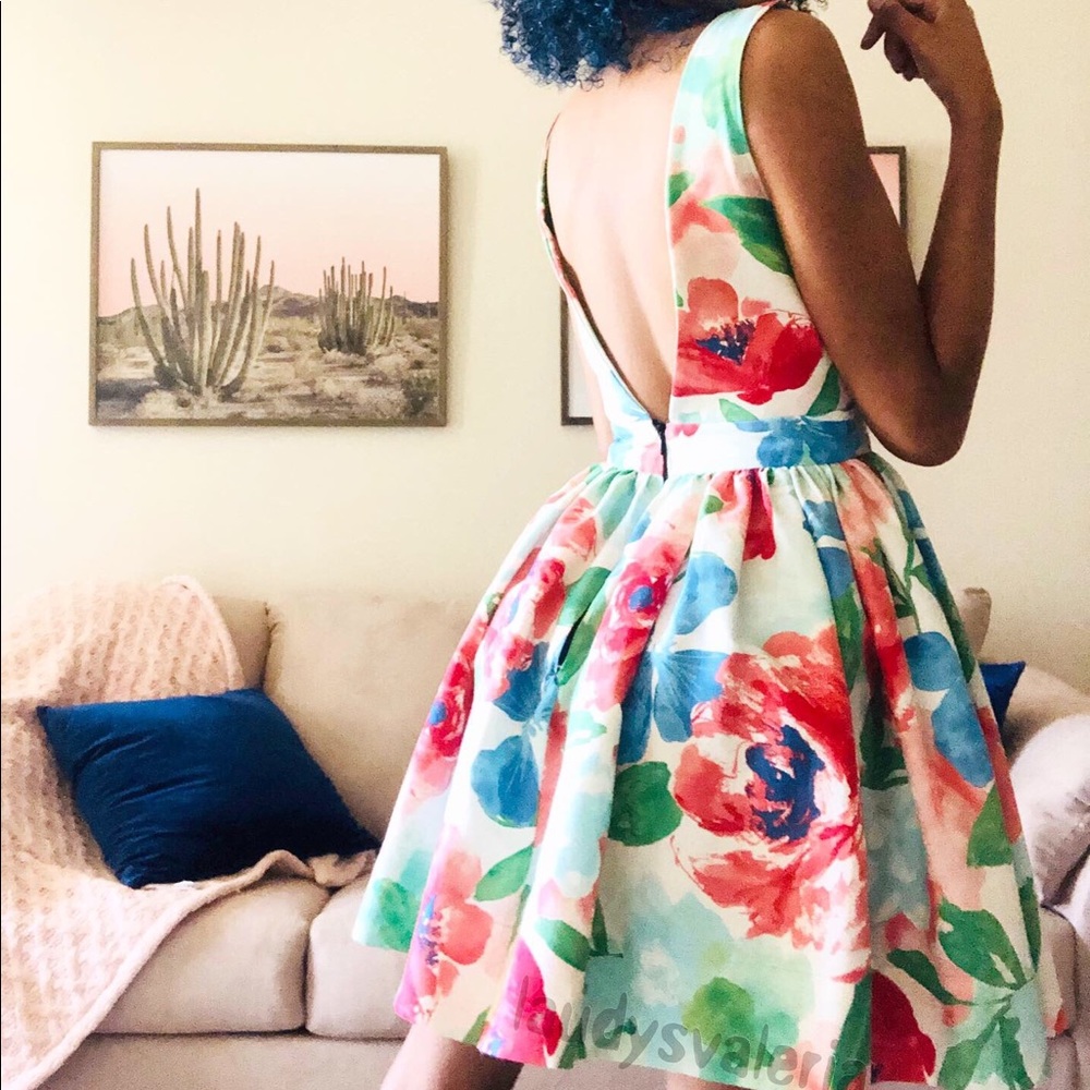 Floral dress with front chest detail and open back - Picture 3 of 4